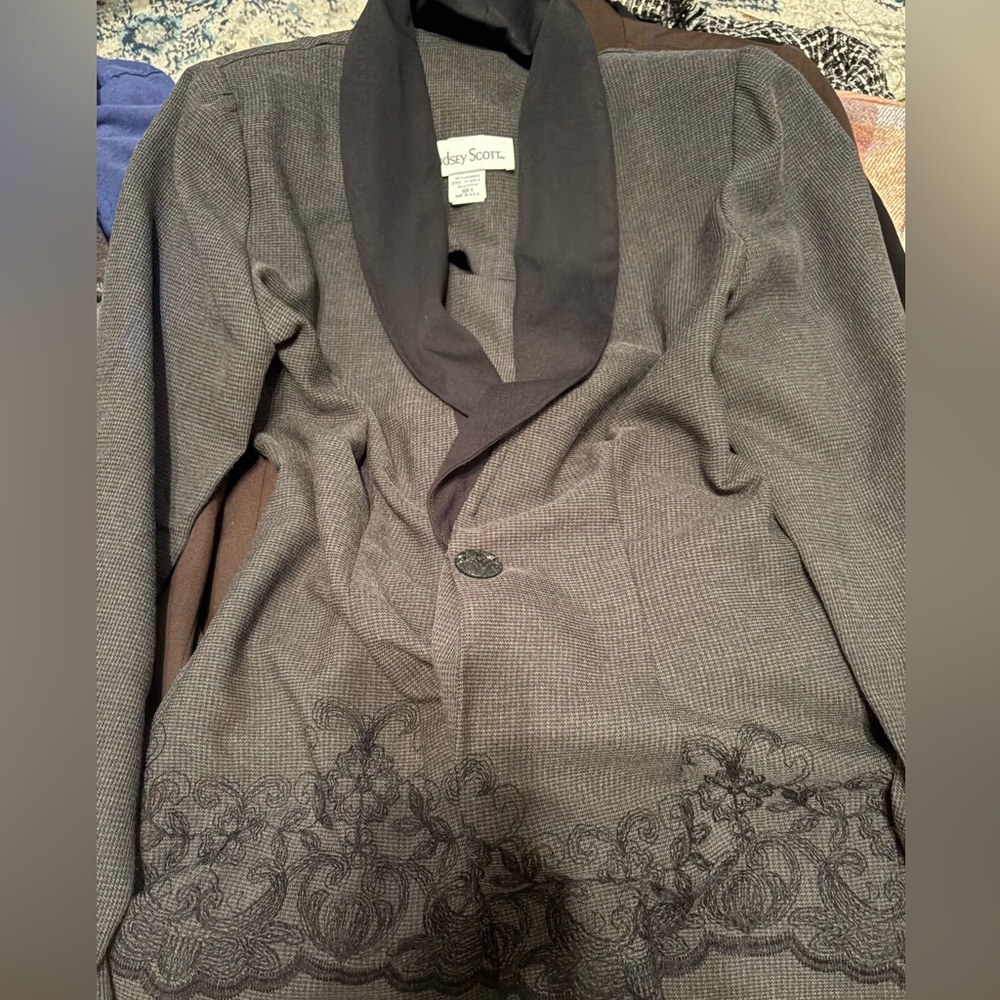 Sophisticated Gray Blazer with Embroidered Detailing